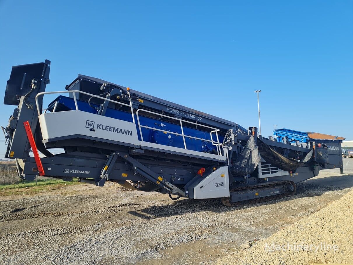 The Kleemann MOBISCREEN MSC 952 EVO is a mobile classifying screen featuring a double-deck screen box, tracked chassis, and multiple product discharge conveyors, designed for producing well-graded final aggregates in both natural stone and recycling applications.
