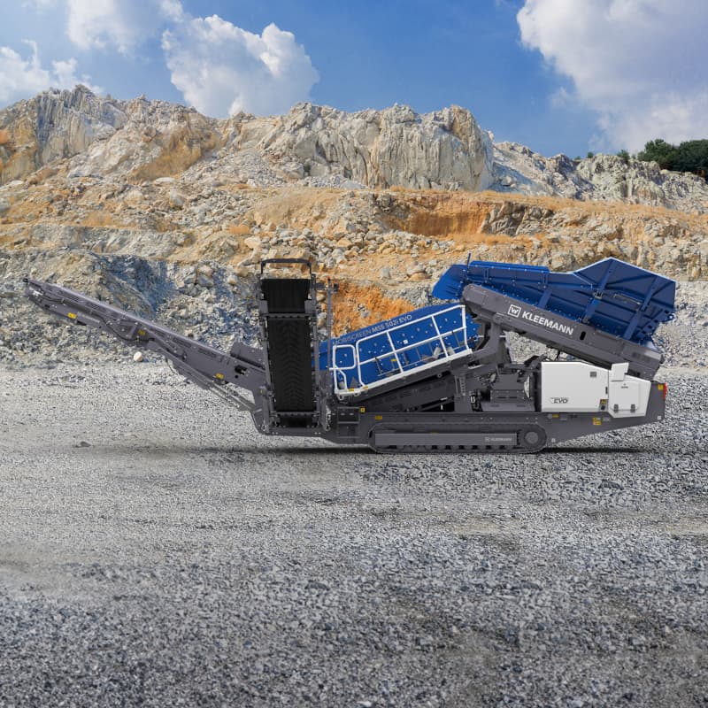 Kleemann MOBISCREEN MSS 502(i) EVO compact mobile scalping screen on a job site, featuring its wheeled undercarriage, screen casing, and feed hopper designed for coarse material sorting in space-constrained applications.