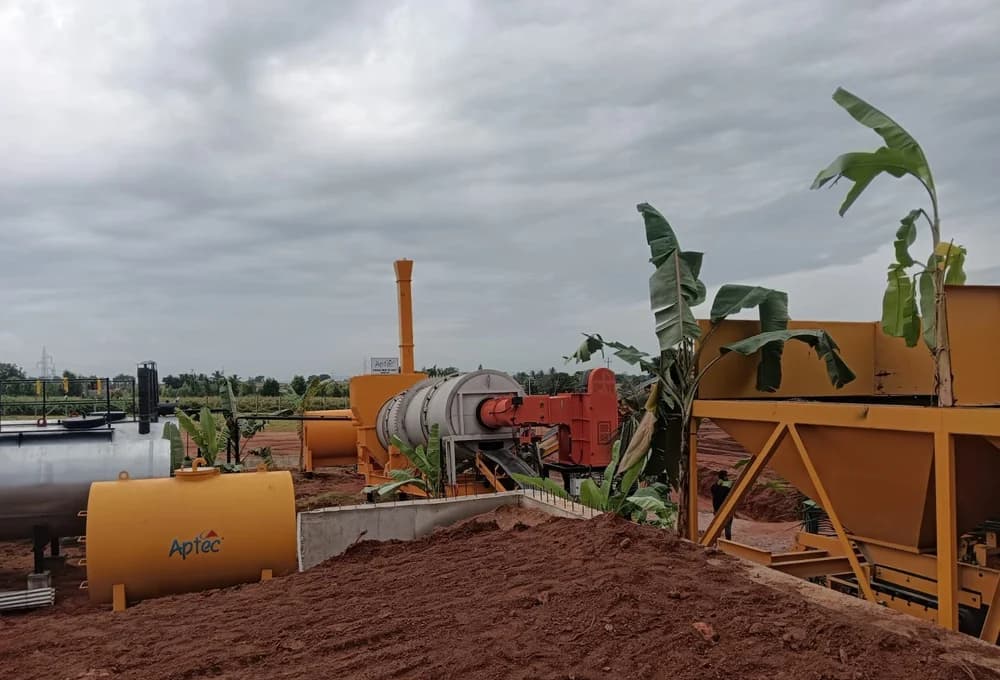 Asphalt mixing plant with hot storage silo and mixing tower