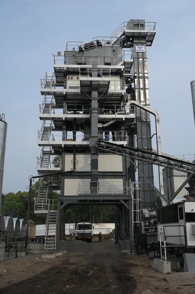 The Parker StarMix 260 TPH is the highest-capacity, fully automatic batch mix asphalt plant in Parker's StarMix range, built for continuous, high-precision hot-mix production on major highway and infrastructure projects.