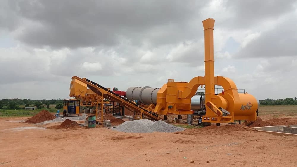 Asphalt mixing plant with hot storage silo and mixing tower