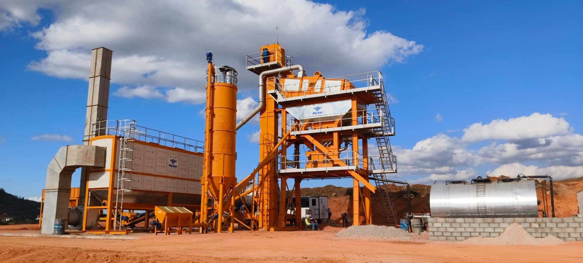 Asphalt mixing plant with hot storage silo and mixing tower