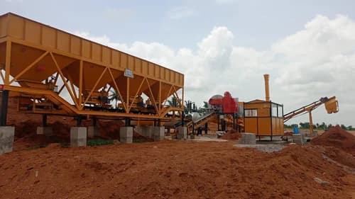 Asphalt mixing plant with hot storage silo and mixing tower