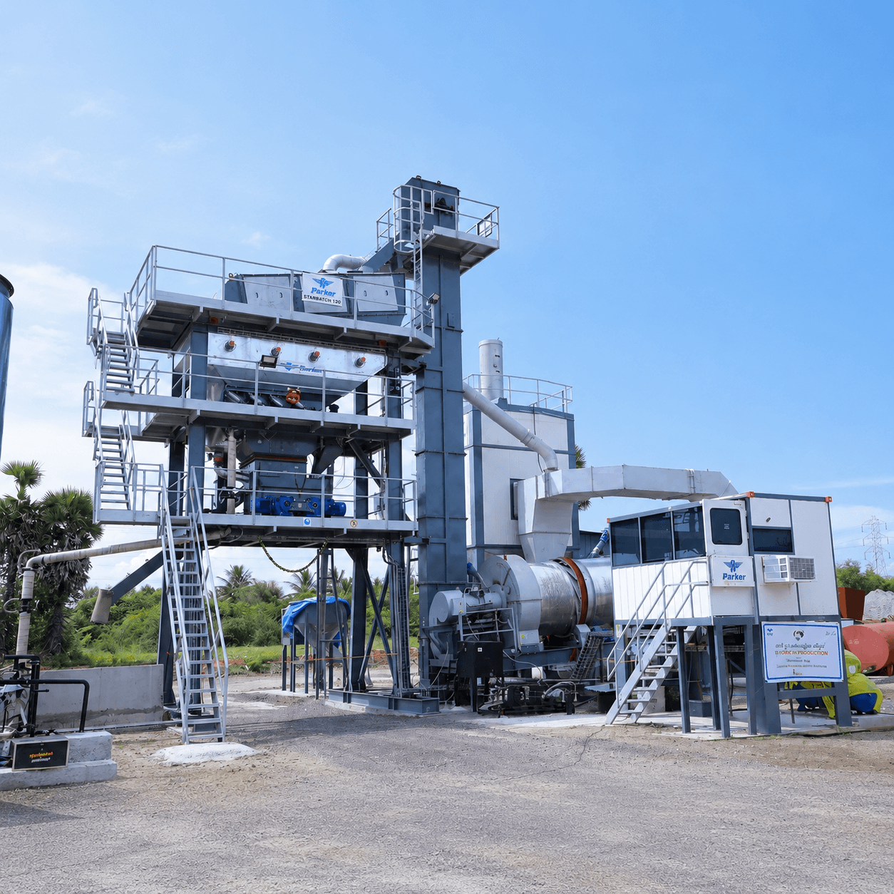 Asphalt mixing plant with hot storage silo and mixing tower