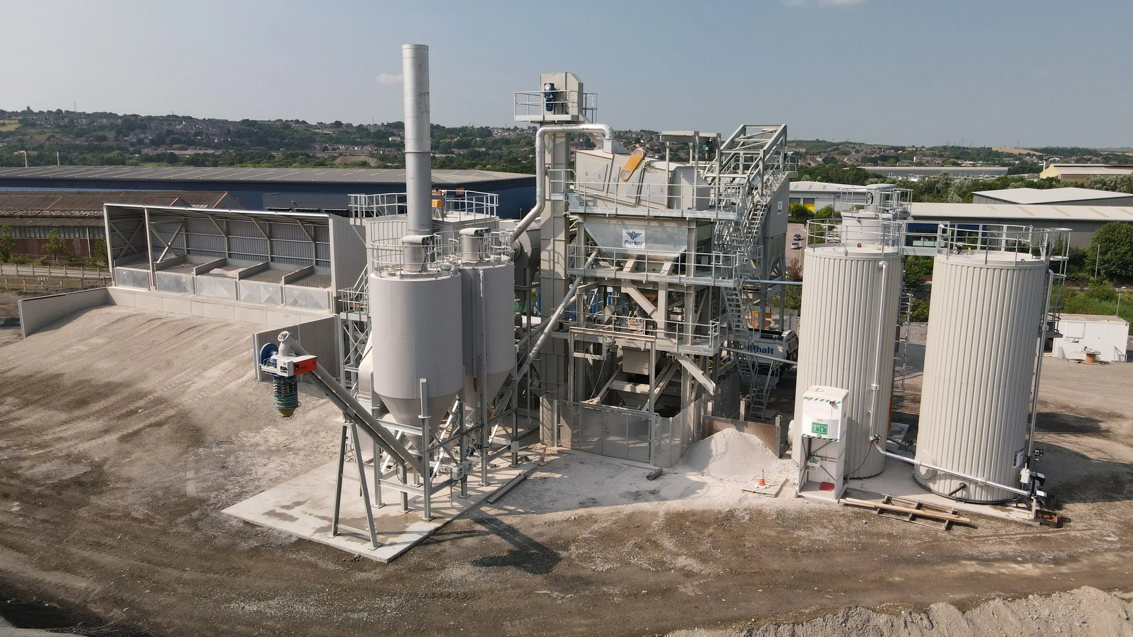 The Parker StarMix 140 TPH is a fully automatic asphalt batch mix plant featuring a multi-tier tower design with drying drum, mixing tower, and bitumen/filler storage, engineered for high-precision, high-productivity hot-mix asphalt production on large road construction projects.